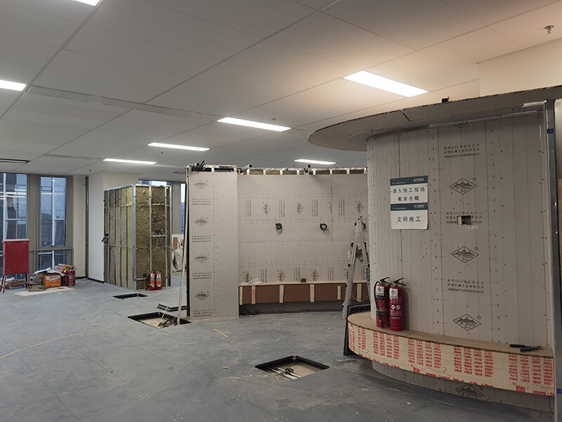 上海辦公室裝修輕鋼龍骨隔斷施工現場_齊建裝飾
